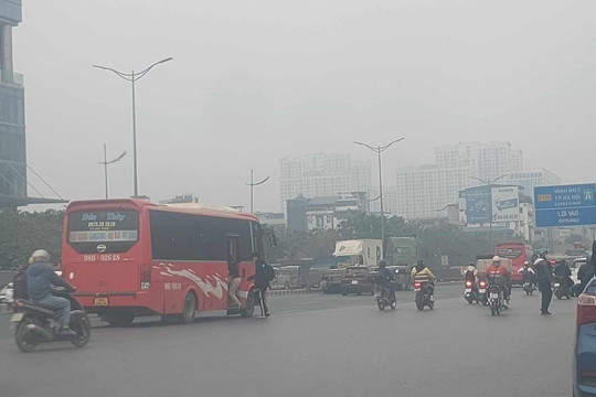 Xe khách bát nháo ở đường Phạm Văn Đồng, Hà Nội