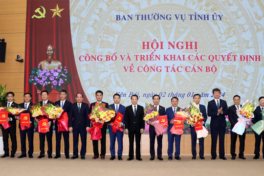 Yên Bái trao 11 quyết định về công tác cán bộ