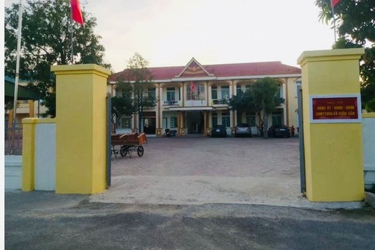 Cảnh cáo Phó chủ tịch xã thu 8 triệu làm giấy khai sinh