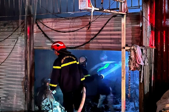 Hà Nội: Kịp thời dập tắt đám cháy tại cửa hàng sửa chữa xe đạp điện