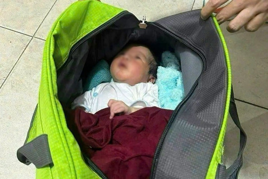 Tìm cha, mẹ của bé trai sơ sinh bị bỏ rơi