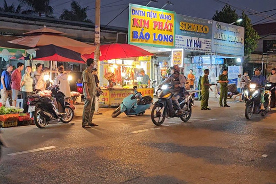 Người đàn ông ngồi sau xe máy bất ngờ ngã ra đường, tử vong
