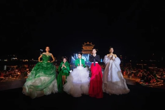 Áo dài Việt Nam lung linh tại Phố cổ Hoa Lư Ninh Bình 