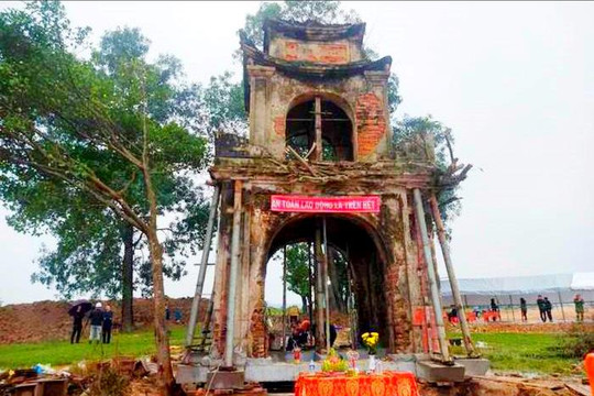 ‘Thần đèn’ di dời cổng đền hàng trăm tuổi để phục vụ dự án