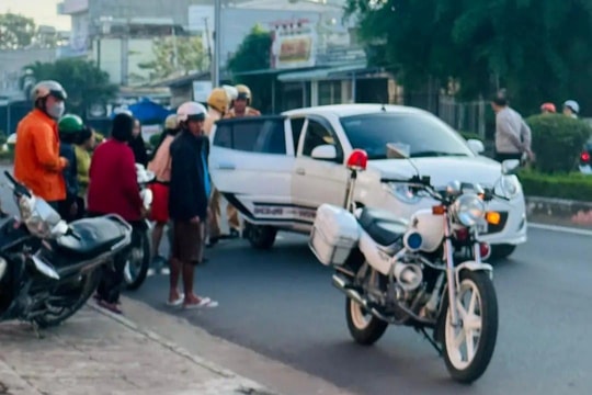 Hai CSGT cùng người dân hỗ trợ sản phụ sinh con ở lề đường