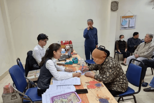 Hà Nội: Người dân vui mừng nhận gộp 2 tháng lương trước Tết