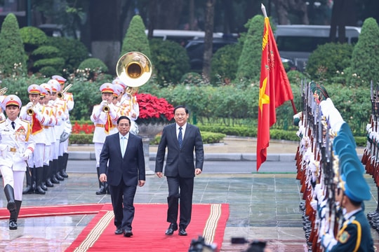 Lễ đón trọng thể Thủ tướng Lào Sonexay Siphandone thăm chính thức Việt Nam