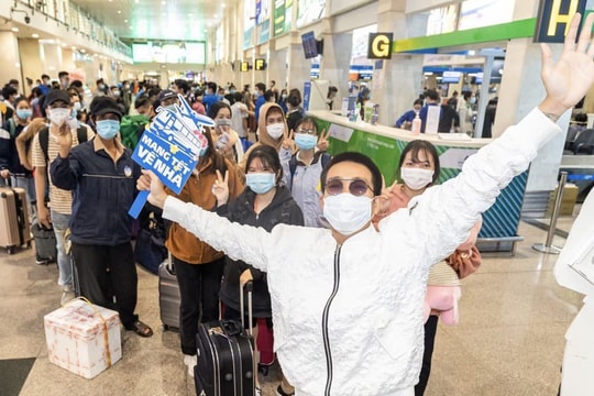 “Mang Tết về nhà” 2024 tặng gần 5.000 vé máy bay, vé xe