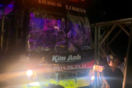 Va chạm giữa 2 xe khách giường nằm trên cầu tạm quốc lộ 19 gây ùn tắc giao thông