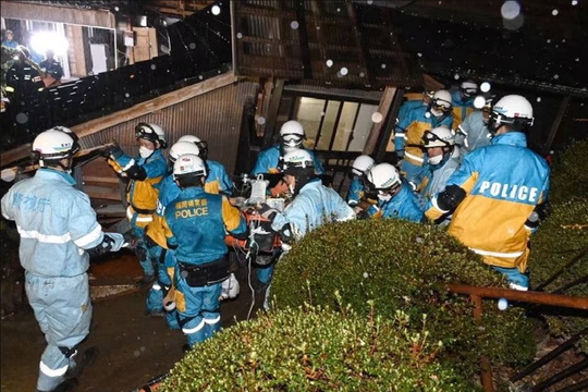 Giải cứu cụ bà 90 tuổi trong vụ động đất Nhật Bản