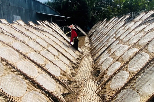 Làng nghề bánh tráng Thuận Hưng hối hả những ngày giáp Tết