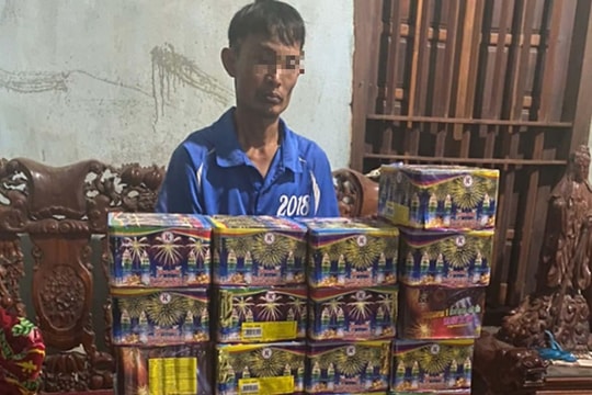 Tạm giữ hình sự đối tượng tàng trữ pháo nổ trái phép