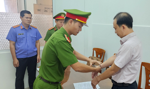 Bắt tạm giam Phó Chủ tịch UBND xã Cửa Cạn