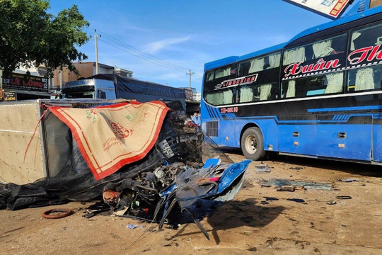 Xe khách tông vào xe tải, một tài xế tử vong