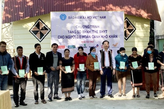 Trao tặng sổ BHXH, thẻ BHYT và mang Tết ấm đến với người nghèo