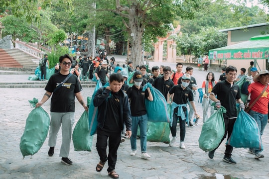 Phật tử chung tay làm sạch núi Bà Đen