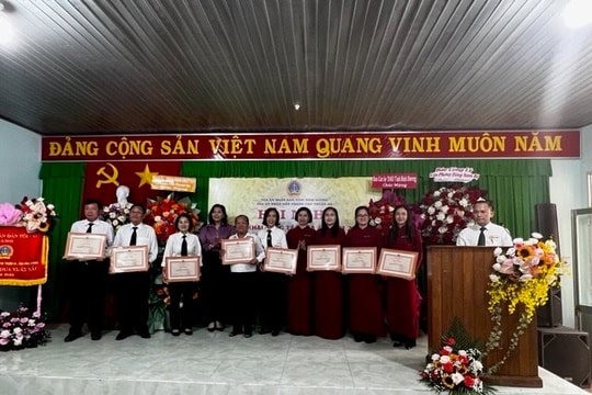 TAND TP. Thuận An (Bình Dương) triển khai công tác năm 2024 và đón nhận Cờ thi đua TAND