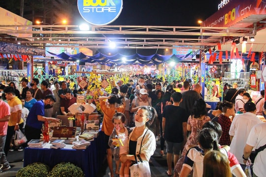 Đường sách Tết lần đầu áp dụng thanh toán không tiền mặt