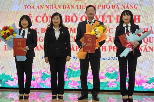 Trao quyết định bổ nhiệm lại chức vụ Phó Chánh án và chức danh Thẩm phán trung cấp