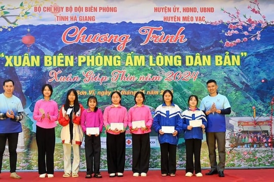"Xuân Biên phòng ấm lòng dân bản" tại xã biên giới khó khăn nhất Hà Giang