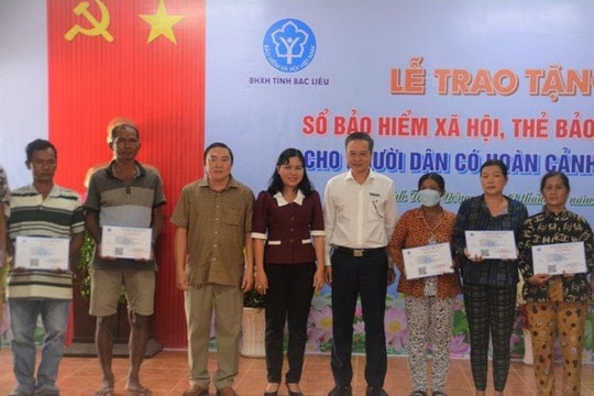 Phân bổ sổ BHXH, thẻ BHYT trao tặng cho người dân có hoàn cảnh khó khăn