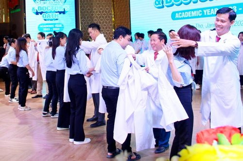 Lễ trao Áo trắng và Lời tuyên thệ của người thầy thuốc