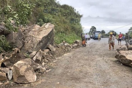 Sạt lở đá trên đèo tuyến Nha Trang – Đà Lạt, du khách thoát nạn