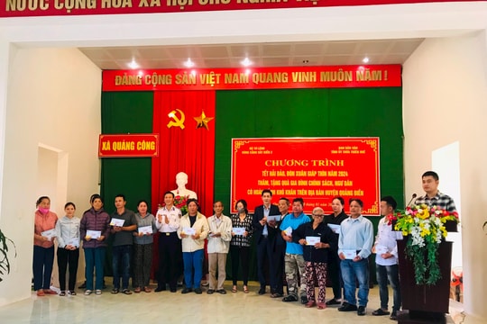 Bộ Tư lệnh Vùng Cảnh sát biển 2 thăm và tặng quà cho người dân tại các xã ven biển huyện Quảng Điền