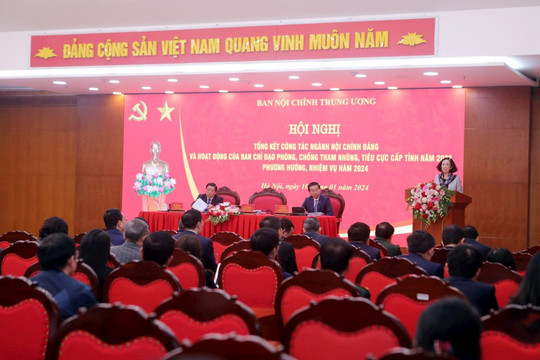 Hoàn thiện pháp luật, xử lý nghiêm cán bộ tham nhũng
