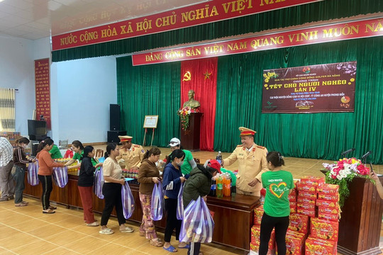 Trao một trăm suất quà cho bà con xã Phong Mỹ, huyện Phong Điền