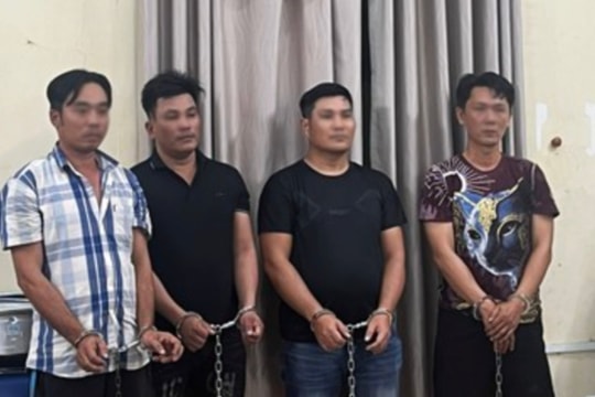 Nhóm đối tượng tạt sơn, ném đá để đòi tiền