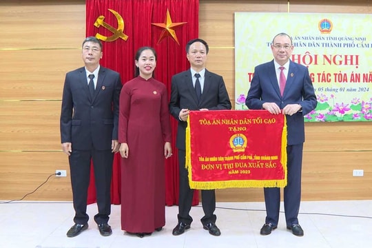 TAND TP. Cẩm Phả nhận Cờ thi đua của TANDTC