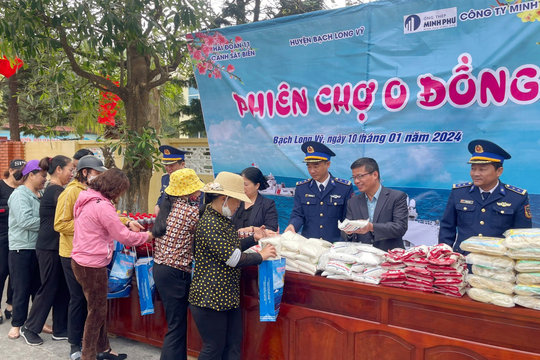 Bộ đội mang hương vị Tết đến với bà con biên giới, hải đảo