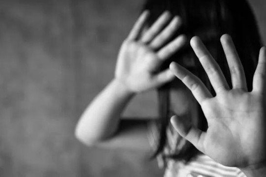 Nhóm thanh niên giở trò đồi bại với bé gái thì gặp công an