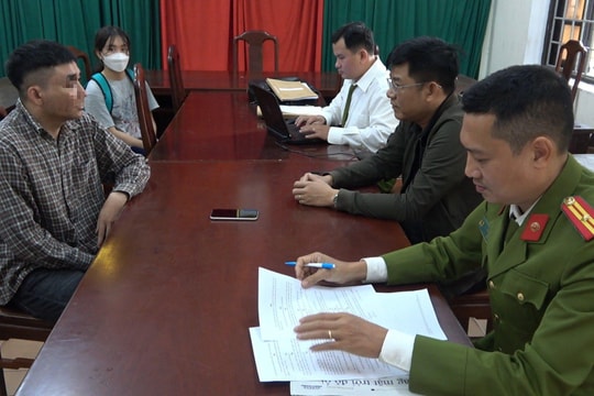 Cướp giật điện thoại của học sinh