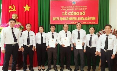 Trao quyết định bổ nhiệm lại Hòa giải viên