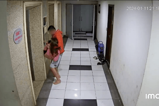 Nghi phạm đâm vợ rồi bế đi cấp cứu bị bắt giữ