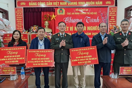 Cục An ninh chính trị nội bộ tặng quà “Tết vì người nghèo” tại Nghệ An