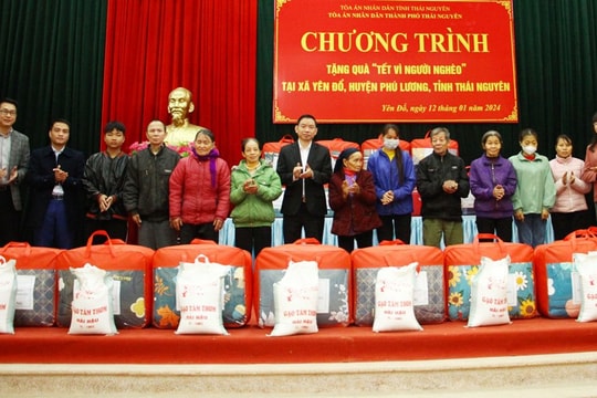 TAND thành phố Thái Nguyên trao tặng quà Tết cho người nghèo