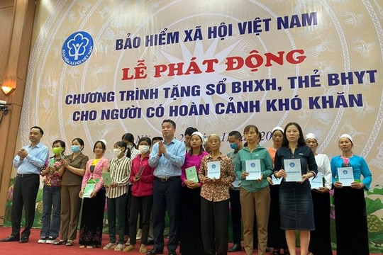 Chương trình trao tặng sổ BHXH, thẻ BHYT cho người dân có hoàn cảnh khó khăn và mang Tết ấm đến với người nghèo Xuân Giáp Thìn