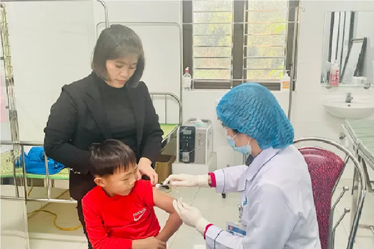 Tổ chức tiêm vaccine thường xuyên, tiêm bù cho trẻ