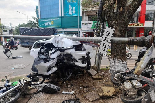 Huế: Xe ô tô gây tai nạn liên hoàn tại ngã tư