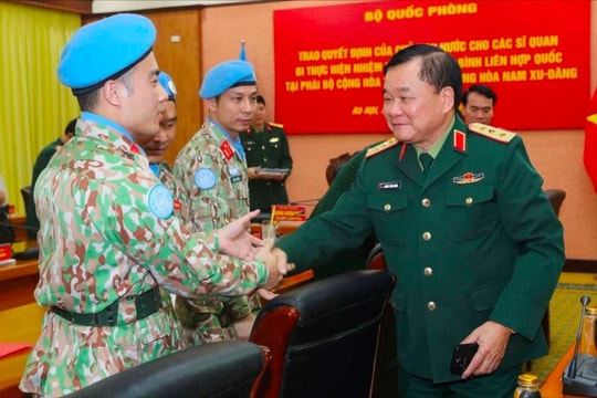 Trao quyết định cho các sỹ quan lên đường thực hiện nhiệm vụ Gìn giữ Hòa bình