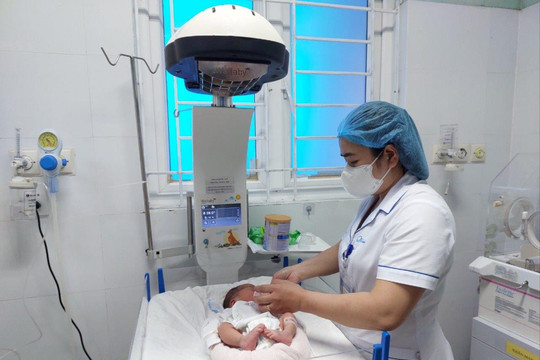 Bé trai sơ sinh bị bỏ rơi bên lề đường xuyên Á