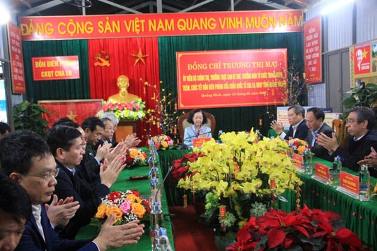 Thường trực Ban Bí thư Trương Thị Mai thăm, tặng quà Tết nhân dân Quảng Bình