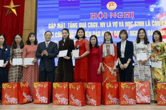 Hơn 1.500 cán bộ, giáo viên Hà Nội được hỗ trợ dịp Tết Nguyên đán