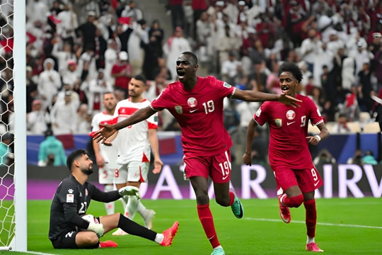 ĐKVĐ Qatar thị uy sức mạnh trong ngày khai màn Asian Cup