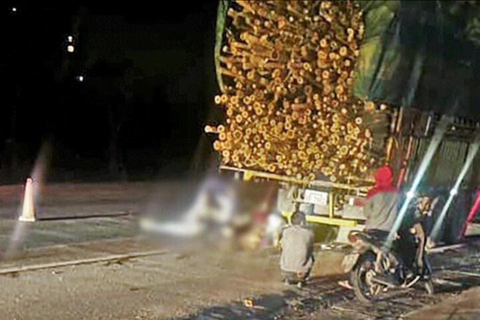 Hai người tử vong khi va chạm với ô tô chở keo
