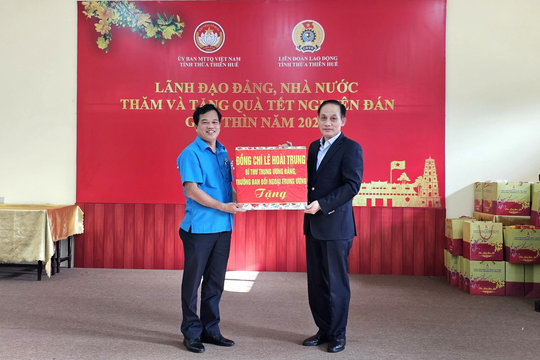 Trao 200 suất quà Tết cho người lao động khó khăn tại TT-Huế