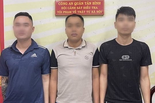Cho vay lãi suất cắt cổ rồi rải tờ rơi, ném trứng thối đòi nợ